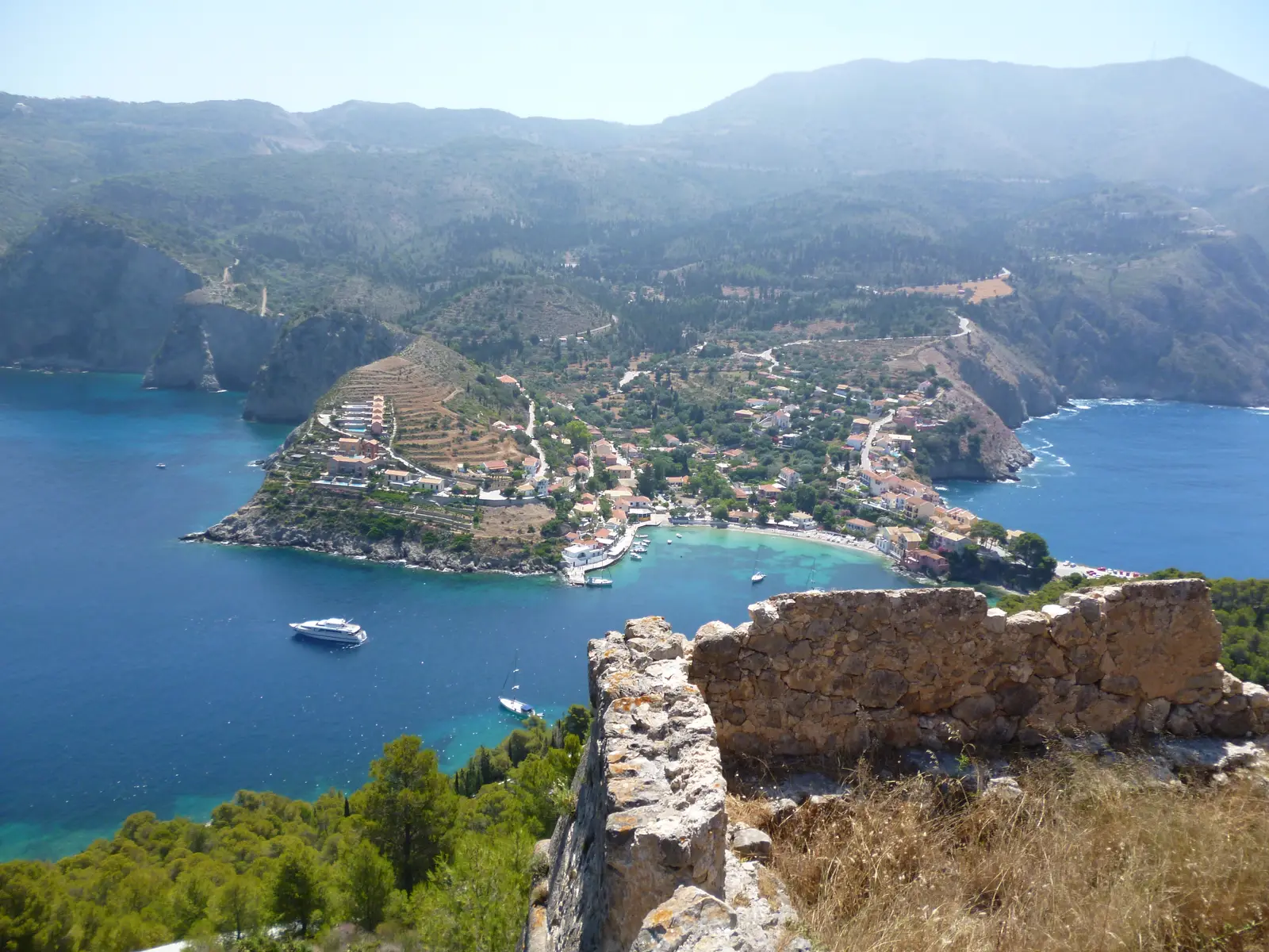 Assos på Kefalonia sett från den venetianska fästningen