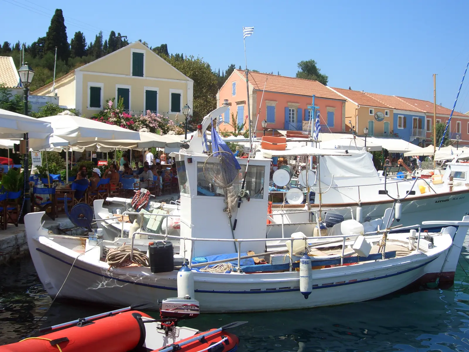Hamnen och bebyggelsen i Fiskardo på Kefalonia