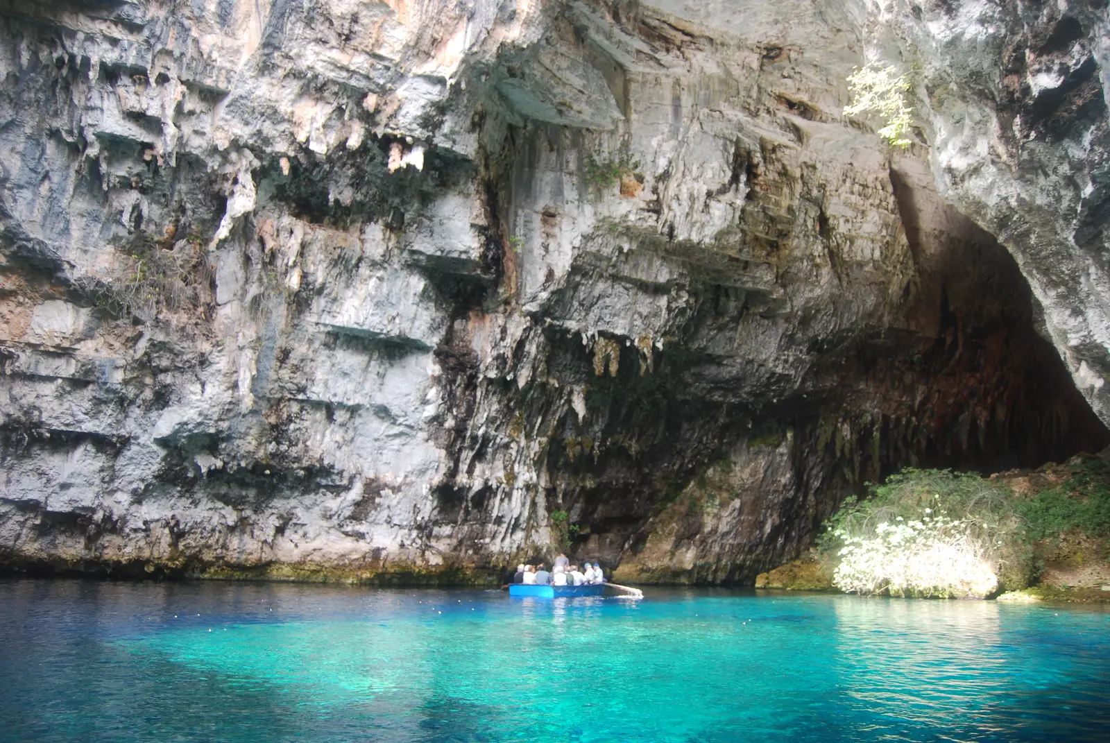 Melissani-grottans underjordiska sjö på Kefalonia